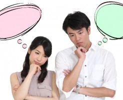 「パソコンを買うときに注意することって何だっけ？」と考える若い男女