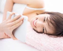 タブレットPCを使う女性